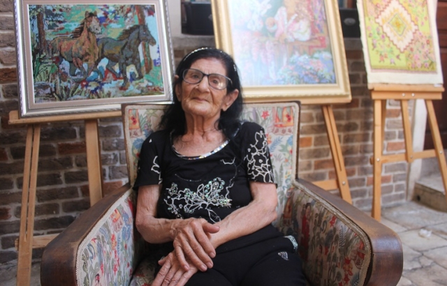 92 yaşındaki Pakize nine göz nuru eserlerini sergiledi