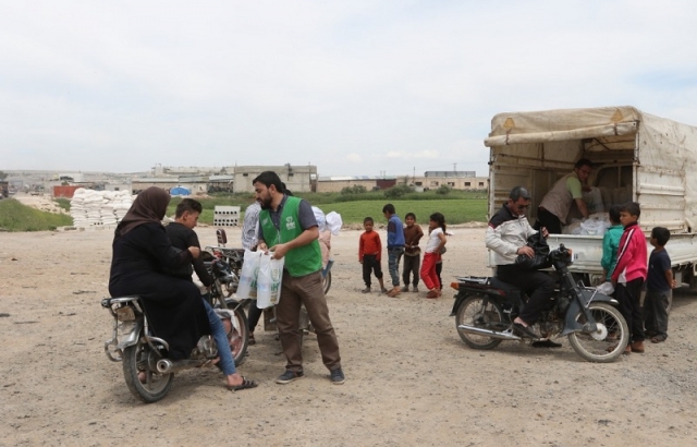 İdlib’deki saldırılardan kaçanlara iftar paketi