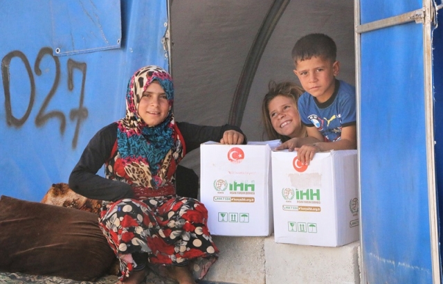 İHH, İdlib’de 2 bin 419 gıda kolisi dağıttı