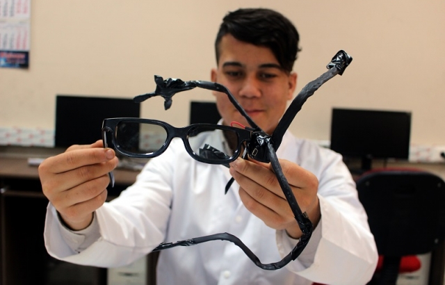 Lise öğrencileri, gözlüğe monte edilen “mouse” geliştirdi