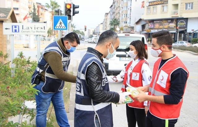 Türk Kızılay’dan polislere maske ve kolonya desteği