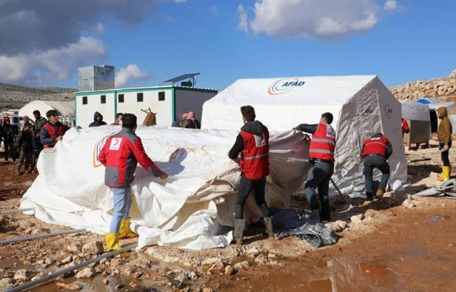 İdlib’e çadır ve insani yardım malzemesi gönderildi