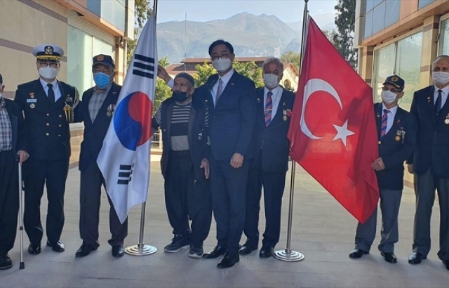 Kore Büyükelçiği, İskenderunlu Gazilere Kore bayrağı takdim etti