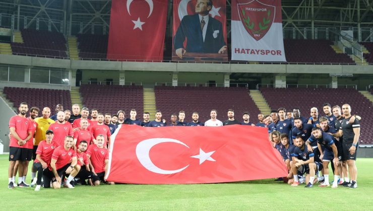Hataysporlu futbolcular dev Türk bayrağı açtı