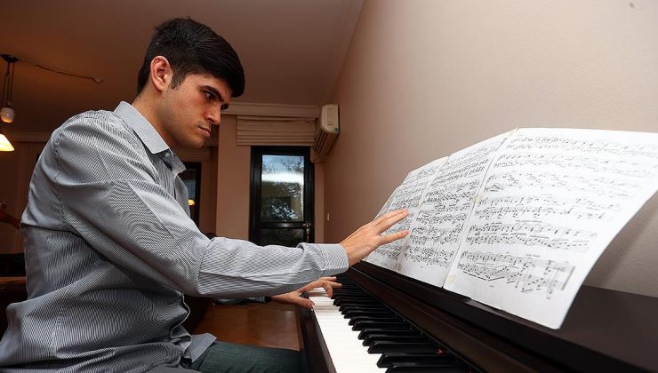 Türkiye’nin ilk otizmli doktora öğrencisi, müzik dehası Buğra oldu