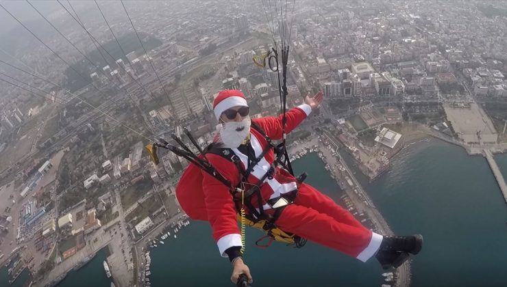 Paraşütçü Noel Baba Hediye Dağıttı