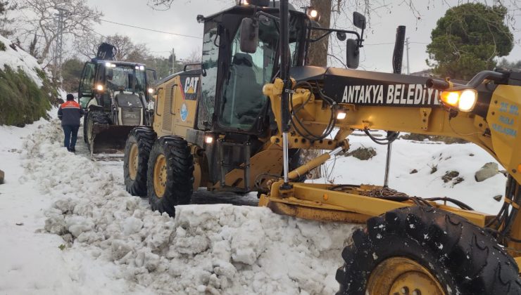 Antakya Belediyesi Ekipleri Kar Çalışmalarına Devam Ediyor