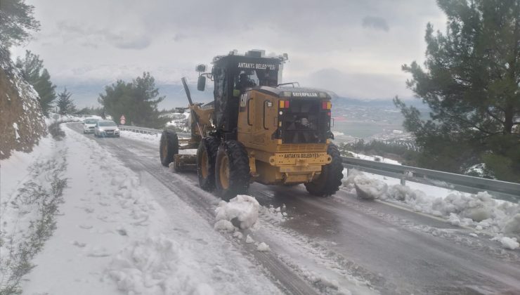 Antakya Belediyesi, Karla Kaplı Yolları Ulaşıma Açtı
