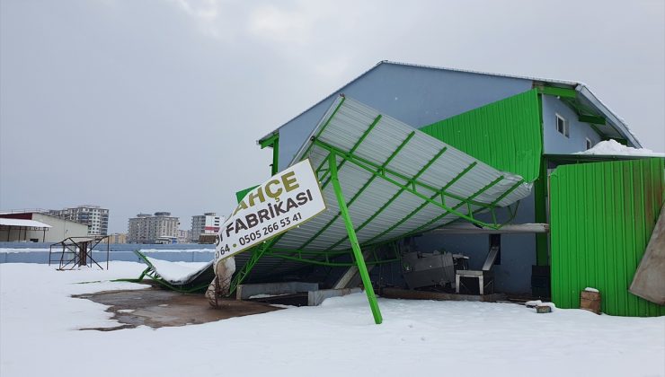 Kar Biriken Fabrikanın Çatısı Çöktü