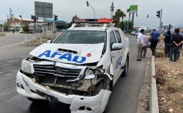 AFAD Aracıyla Çarpışan Motosikletteki 2 Kişi Yaralandı