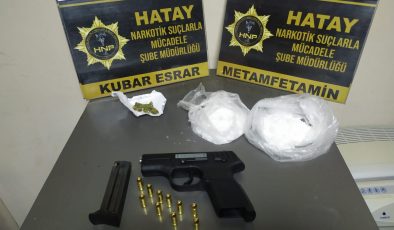 Otomobilinde Uyuşturucu ve Silah Bulunan Zanlılar Tutuklandı