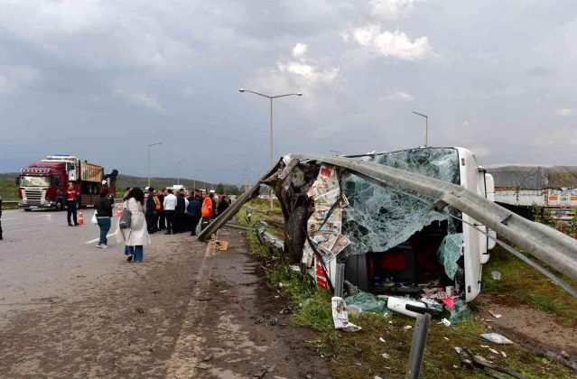Yolcu Otobüsü İle Tır Çarpıştı: 14 Kişi Yaralandı
