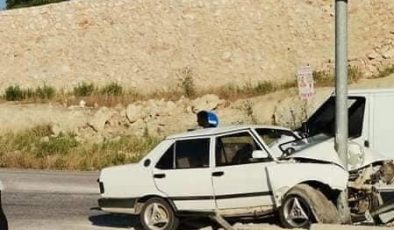 Otomobil Orta Refüj’deki Levhaya Çarptı