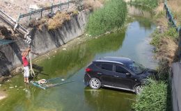 Otomobil Sulama Kanalına Devrildi