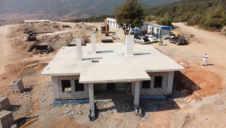 Depremzedeler için köy evlerinin yapımı sürüyor