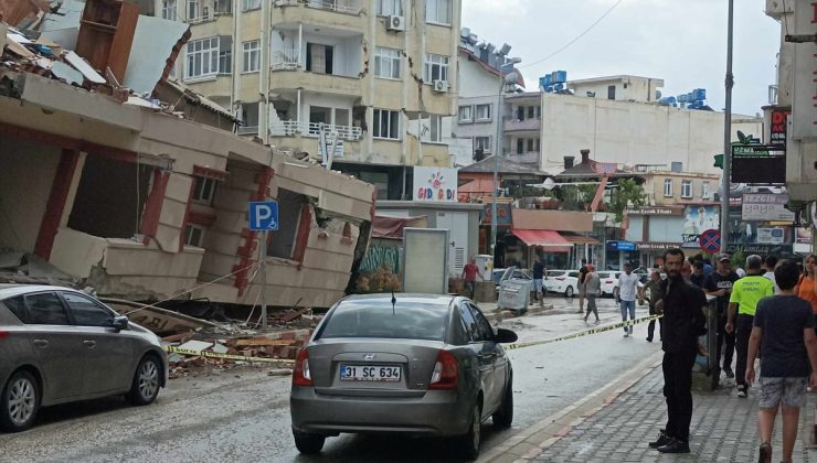 Depremlerde hasar alan iki katlı bina çöktü