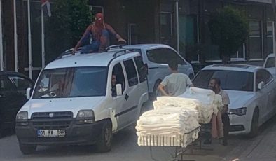 “Örümcek adam” kostümlü kişinin tavanında yolculuk ettiği araç trafikten men edildi