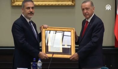 Cumhurbaşkanı Erdoğan’dan, Hakan Fidan’a “üstün hizmet madalyası”