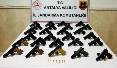 Silah ticareti yaptıkları iddiasıyla gözaltına alınan 3 kişi tutuklandı