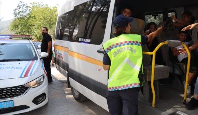 Jandarma trafik ekipleri okul servislerini denetledi