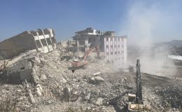 Ağır hasarlı 2 bloklu site kontrollü yıkıldı