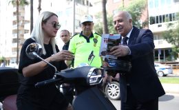 Polisler motosiklet sürücülerine ceza yazmak yerine kask hediye etti