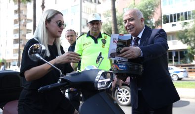 Polisler motosiklet sürücülerine ceza yazmak yerine kask hediye etti