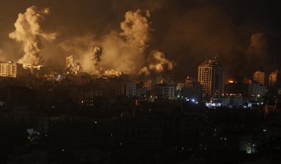 İsrail, hava saldırılarının yanı sıra, denizden de Gazze’yi vurmaya başladı