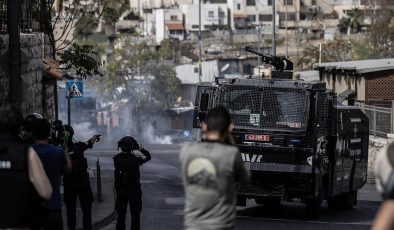 İsrail, Filistinli gençlerin Mescid-i Aksa’da cuma namazı kılmasına yine izin vermedi