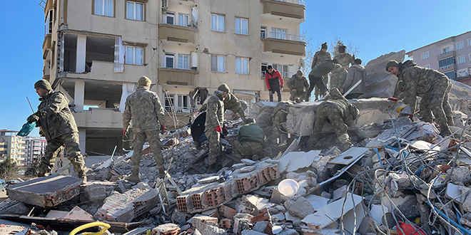 Hatay’da depremde 99 kişinin öldüğü binayla ilgili 2 şüpheli tutuklandı