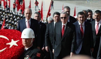 Cumhurbaşkanı Erdoğan ve devlet erkanı Anıtkabir’i ziyaret etti