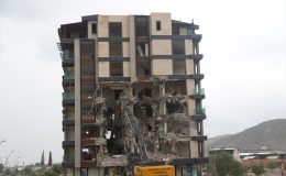 Depremlerde Ağır Hasar Alan 4 Bina Kontrollü Yıkıldı