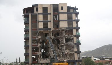 Depremlerde Ağır Hasar Alan 4 Bina Kontrollü Yıkıldı