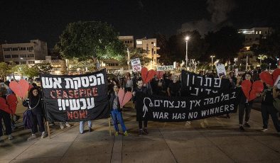 Gazze’de ateşkes talep eden İsrailli aktivistler Tel Aviv’de gösteri düzenledi