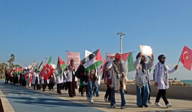Adana ve Mersin’de sağlık çalışanları, İsrail’in saldırılarını protesto etti