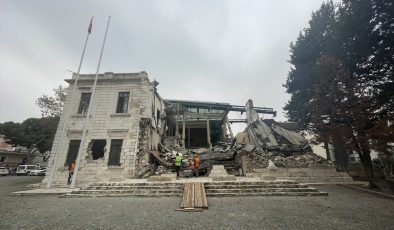 Valilik Binası Depremin İzlerinden Kurtarılıyor