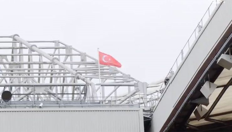 Manchester United, Altay Bayındır onuruna stadında Türk bayrağı dalgalandırdı