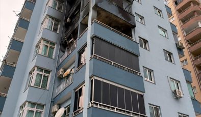 Adana’da yangın çıkan 12 katlı apartmanda bazı kişiler dumandan etkilendi
