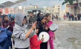 İsrail saldırıları altındaki Gazze’de çocuklar, yaşanan gıda kıtlığını protesto etti