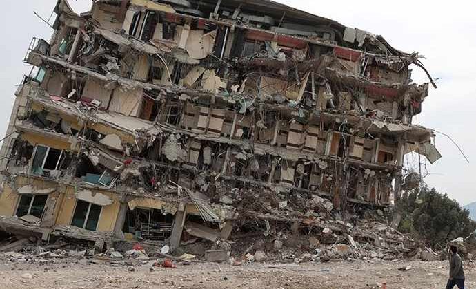 Hatay’da depremde yıkılması sonucu 30 kişinin öldüğü binanın denetçisi tutuklandı