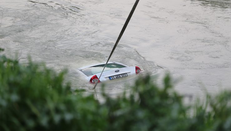 Nehre Devrilen Otomobilin Sürücüsü Hayatını Kaybetti