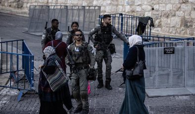 İsrail cuma namazında Filistinlilerin Mescid-i Aksa’ya girişini engelledi