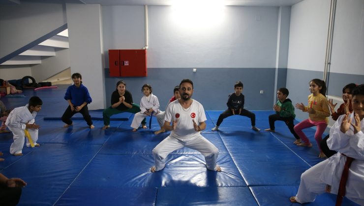 Başarılı Antrenör, Depremzede Çocukları Karateyle Tanıştırıyor