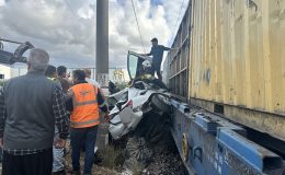 Trenin Çarptığı Otomobilin Sürücüsü Yaralandı