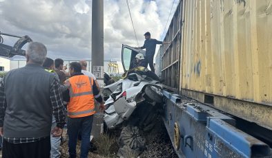 Trenin Çarptığı Otomobilin Sürücüsü Yaralandı