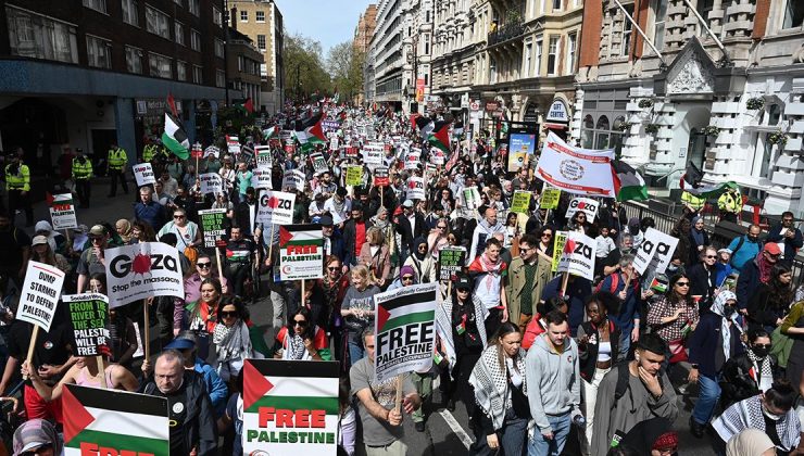 İngiltere’nin İsrail’e silah satışını protesto eden on binlerce kişi Londra’da yürüdü
