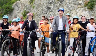 Yenigün, Hatay’da Çocuklarla Bisiklet Sürdü