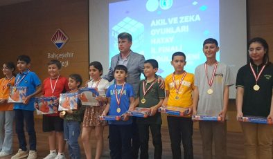 Akıl-Zeka Oyunlarında Öğrencilere Ödülleri Verildi