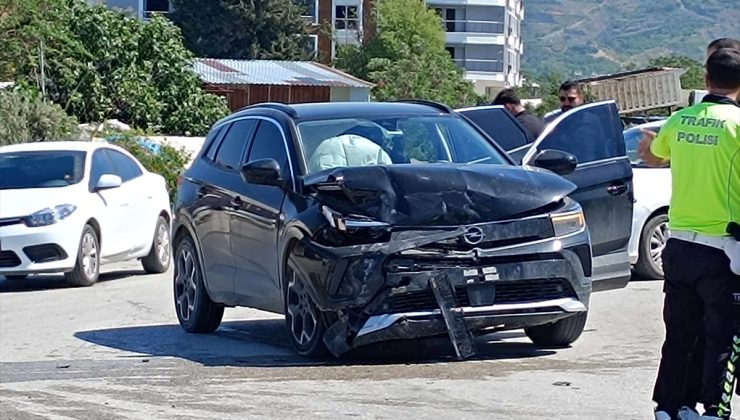 Samandağ’da Çarpışan İki Otomobilin Sürücüleri Yaralandı