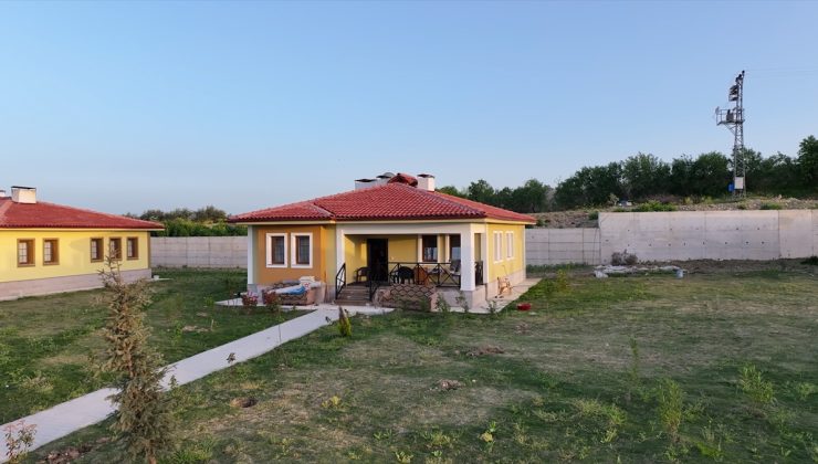 Depremzede Sözer Ailesine Yeni Evleri Teslim Edildi